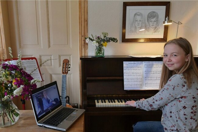 Die Freibergerin Meret Kalkbrenner absolviert Online-Musikunterricht mit ihrem Lehrer André Engelbrecht, der ihr am Laptop zugeschaltet ist. Sie möchte die Aufnahmeprüfung an einer Uni für ihr Lehramtsstudium in Musik bestehen. 