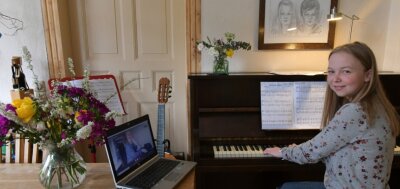 Stille in der Musikschule - Und die Talente? - Die Freibergerin Meret Kalkbrenner absolviert Online-Musikunterricht mit ihrem Lehrer André Engelbrecht, der ihr am Laptop zugeschaltet ist. 