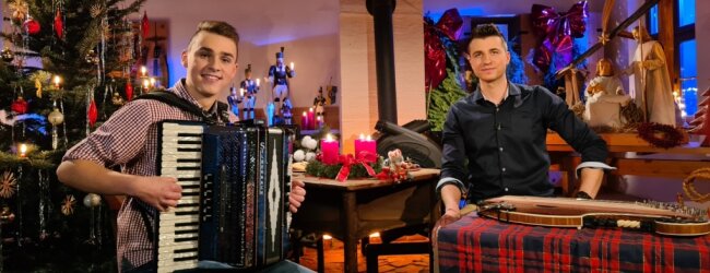 In seiner ersten Sendung begrüßt Florian Stölzel (r.) mit Julian Rauer einen jungen Drebacher, der als " 's Berschl" Musik macht. 