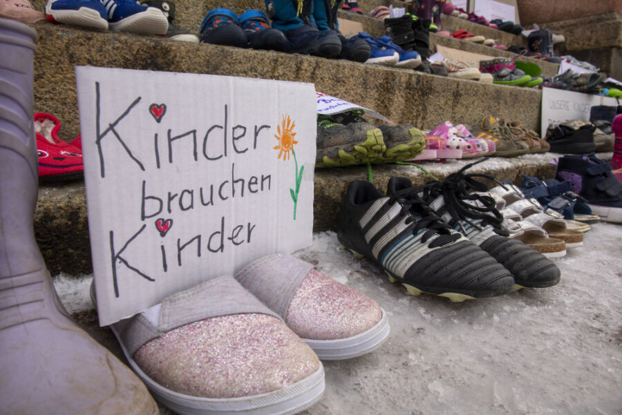 Stille Proteste in Coronazeit: Mit Kinderschuhen gegen Schulschließungen - Kinderschuhe vor dem Rathaus in Zwönitz