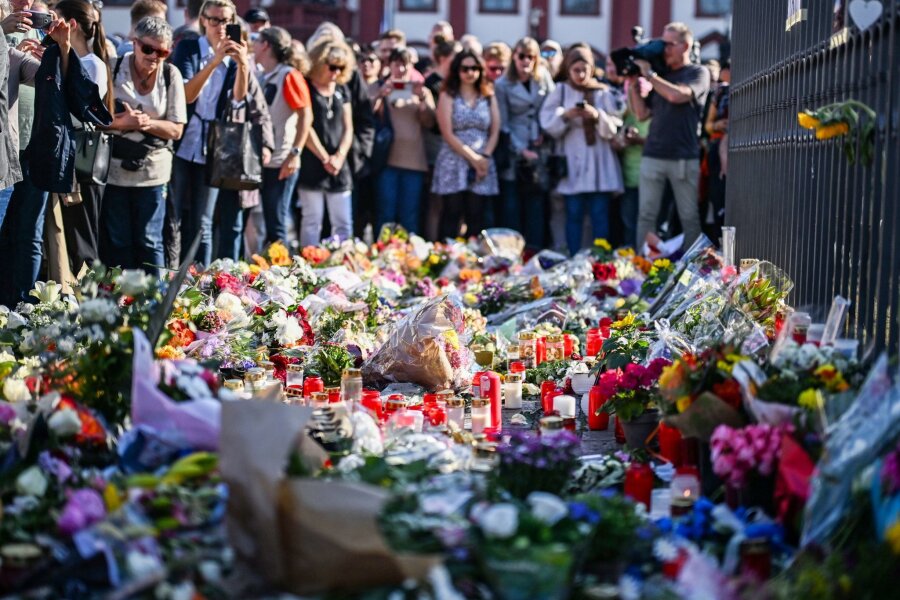Stilles Gedenken an getöteten Polizisten in Mannheim - Unter dem Motto "Mannheim hält zusammen", die anlässlich einer Messerattacke stattfindet bei der ein Polizist getötet wurde, trauerte  man zuletzt in unmittelbarer Nähe des Tatorts.