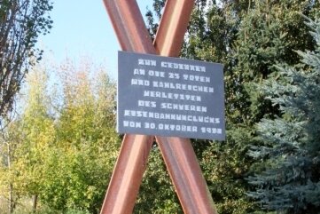 Stilles Gedenken gilt den Opfern Zugunglücks von Schweinsburg-Culten - Anlässlich des 30. Jahrestages des Unglücks entstand ein Denkmal.