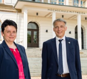 Volker Tolkmitt (r.) wird ab Herbst neuer Rektor der Hochschule Mittweida. Iris Firmenich, Vorsitzende des Hochschulrats zählte zu seinen ersten Gratulanten nach der Wahl. 