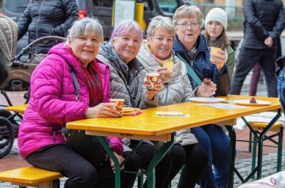 Stimmung und gut gelaunte Besucher bei Musiktag und Straßenfest in Plauen - 