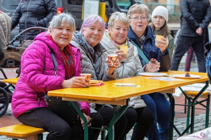 Stimmung und gut gelaunte Besucher bei Musiktag und Straßenfest in Plauen - 