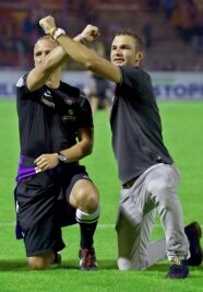 Stipic und die Gespräche, die ans Herz gehen - Chefcoach Tomislav Stipic (r.) und Co-Trainer Steffen Ziffert feierten das 3:0 gegen den FC St. Pauli in der Auer Fankurve. 