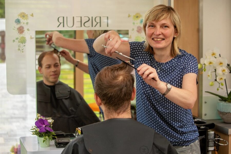 Stöckigter Friseurmeisterin wagt in schwieriger Zeit den Sprung in die Selbstständigkeit - Christine Thoß verpasst Kenny Rödel aus Theuma in ihrem neuen Salon "Landblick" einen frischen Haarschnitt.