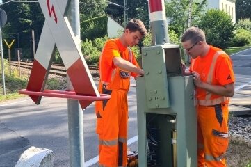 Störungen im Regiobahnverkehr - Bahn-Mitarbeiter tauschten am Donnerstag einen defekten Schalter im Schrankenantrieb. 