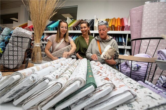 Stoffladen öffnet in neuen Räumen in Plauen - Rebecca Satlow (links) und Claudia Schwertner lassen sich von Inhaberin Nicole Demko (Mitte) beraten.
