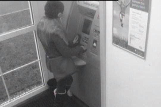 Stollberg: Polizei sucht mutmaßliche Geldkarten-Diebin - Diese Frau hob am 5. Januar mit einer gestohlenen Geldkarte an einem Stollberger Automaten mehrere hundert Euro ab.