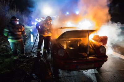 Stollberg: Porsche Carrera geht auf A72 in Flammen auf - 