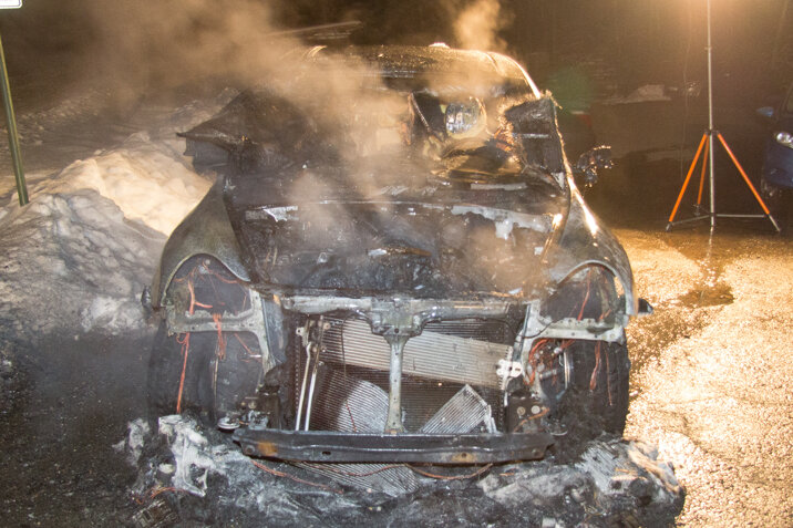 Stollberg: Porsche Cayenne ausgebrannt - Ein Porsche Cayenne ist am Freitagabend in Stollberg ausgebrannt.