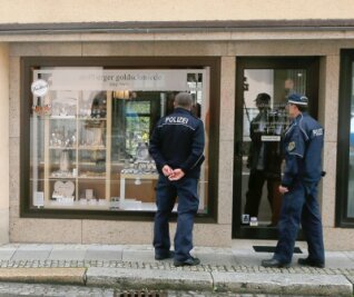 Stollberg: Schmuckgeschäft überfallen - Polizei fahndet nach Tätern - 