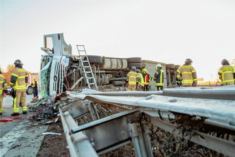 Stollberg: Tempolimit nach Unfall auf A 72 aufgehoben - Auf der A 72 bei Stollberg war am Dienstag ein Lastwagen durch die Mittelleitplanke gebrochen. 