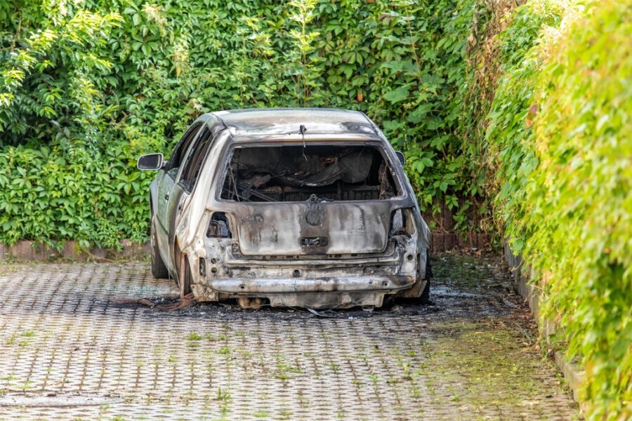 Stollberg: VW in Brand gesteckt – Polizei fasst Tatverdächtigen - Ein VW Golf ist in der Nacht zu Samstag in Stollberg ausgebrannt.