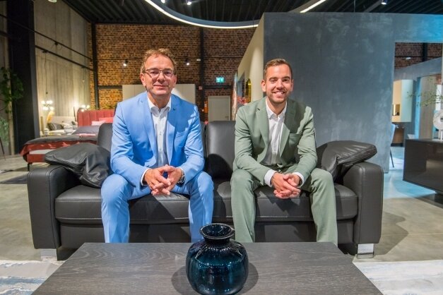 Stollberg wird Hotspot für Designermöbel - Gehobenes Wohnen auf 1000 Quadratmetern: Marco (links) und Nico Pfitzner im neuen Anbau von Reco Möbel in Stollberg. 