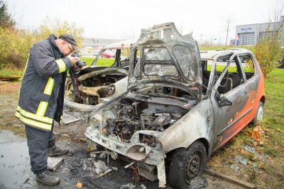 Stollberg: Zwei Fahrzeuge brennen komplett aus - 