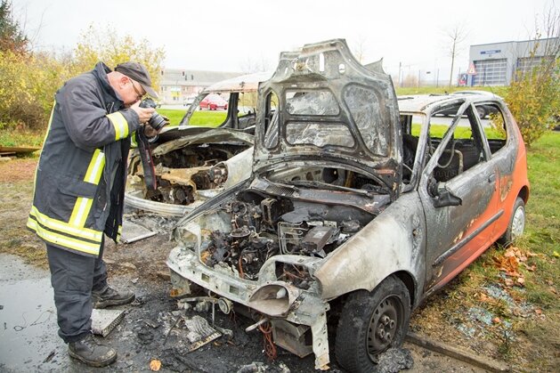 Stollberg: Zwei Fahrzeuge brennen komplett aus - 