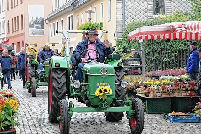 Stollberger Bauernmarkt zeigt sich abwechslungsreich - Tradition beim Bauernmarkt in Stollberg ist die Traktorenparade - im Bild Ronald Bauch aus Oelsnitz. 
