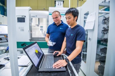 Stollberger Firma PTF Pfüller verzeichnet Rekordumsatz und investiert Millionensumme in ihr Werk - Produktionsleiter Uwe Petzold (links) und CNC-Programmierer Viet Thang Nguyen beim Abstimmen einer neuen Fertigungsstrategie.