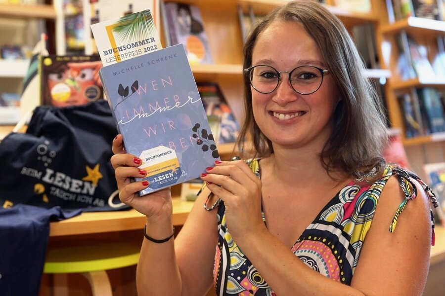 Bibliotheksmitarbeiterin Sarah Ullmann freut sich, dass der Buchsommer so gut in Stollberg ankommt. 