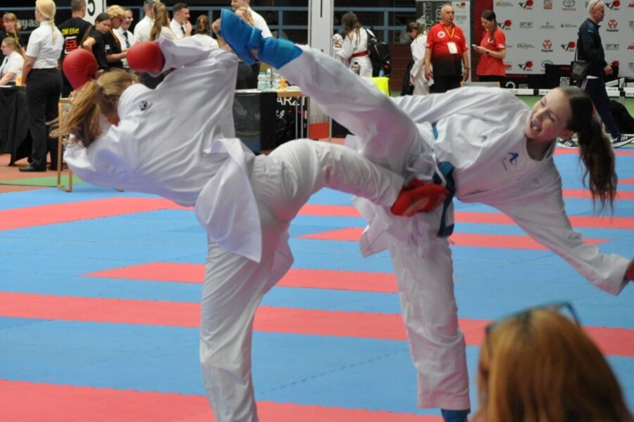 Stollberger Karatekämpferin gewinnt Silber bei Deutschen Meisterschaften - Hier fliegen die Fetzen: Fabienne Baberske (rechts) ließ ihrer Gegnerin Mia Petri keine Chance.