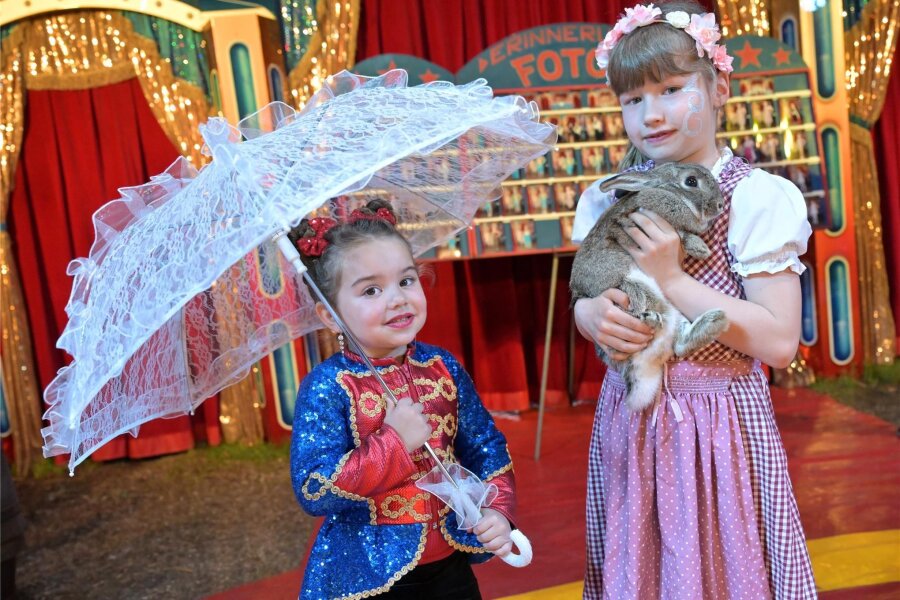 Stollberger Kinder tauchen in magische Welt des Zirkus ein - Alicia Hein (l.) und Meggie Prill haben beim Zirkusprojekt mitgewirkt.