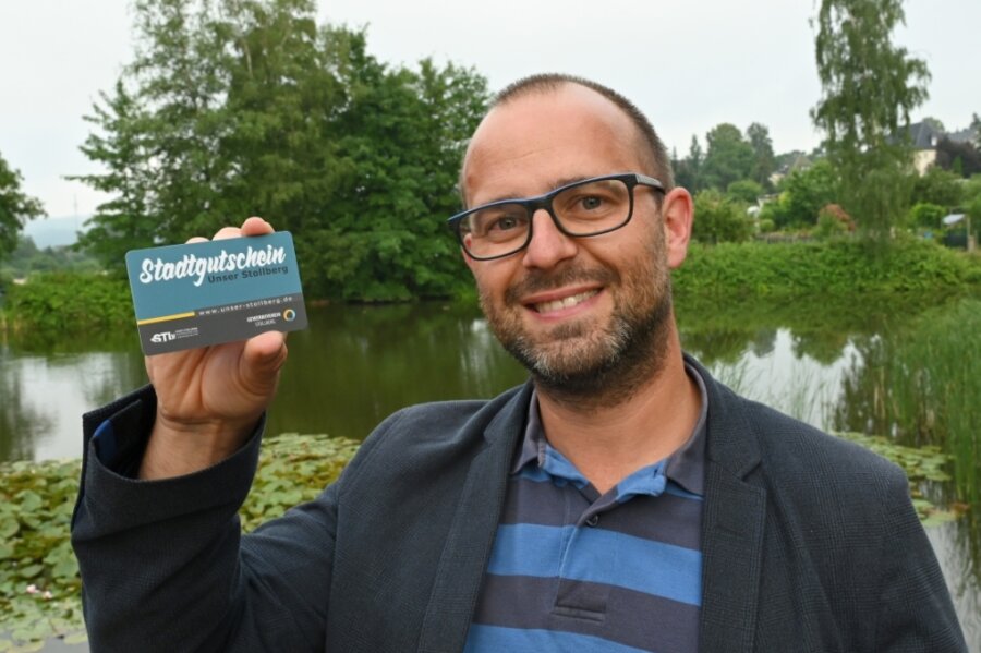 Stollberger Stadtgutschein ist am Start - Innenstadtmanager Stefan Herold mit einem Stollberger Stadtgutschein im Scheckkartenformat. 