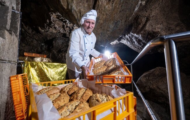 Rosenbach: Sechzehn Meter unter der Erde lagert Bäckermeister Volker Wunderlich seine Weihnachtsstollen in der Drachenhöhle Syrau im Vogtland ein. In der Tropfsteinhöhle herrscht eine Luftfeuchtigkeit von 98 Prozent, die die 100 Exemplare des Traditionsgebäcks auf ganz besondere Weise reifen lässt.