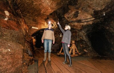 Stolln empfängt wieder Besucher - Sylvia Fiedler (r.) und Bergwerksführer Günther Wrusch freuen sich, endlich wieder Besucher empfangen zu können. 