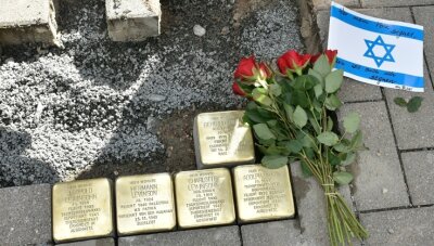 Stolpersteine erinnern an das Schicksal jüdischer Familien - Gesetzt wurden die Steine am Platz, wo bis 2014 das Haus der Familie Braun stand. Heute befindet sich dort der Drogeriemarkt Rossmann.