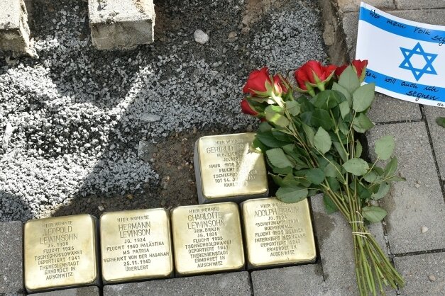 Stolpersteine erinnern an das Schicksal jüdischer Familien - Gesetzt wurden die Steine am Platz, wo bis 2014 das Haus der Familie Braun stand. Heute befindet sich dort der Drogeriemarkt Rossmann.