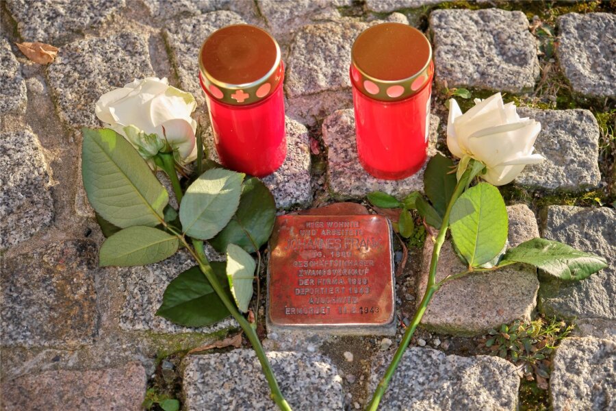 Stolpersteintour in Reichenbach gedenkt jüdischer Opfer - Der Stolperstein am Markt 20 in Reichenbach. Johannes Frank wurde 1943 im KZ Auschwitz ermordet.