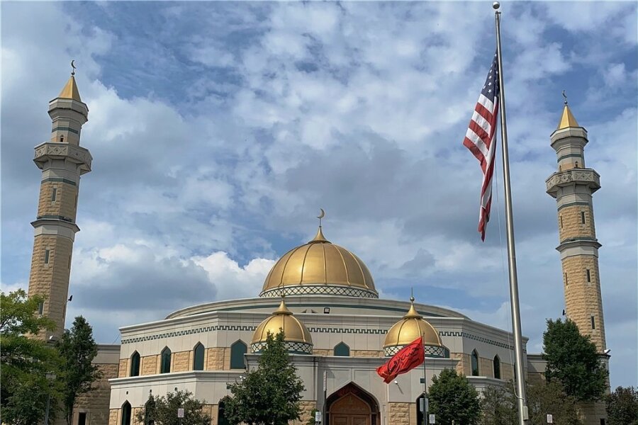 Stolze Amerikaner - US-Muslime und die Bürde 9/11 - Hinter der amerikanischen Flagge: Das Islamic Center of America an der Ford Road der Autostadt Dearborn mit seinen beiden eindrucksvollen Minaretten ist die größte Moschee der USA.