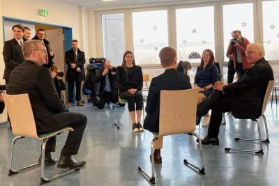 Stolze Grundschüler in Freiberg: Bundespräsident mit ihnen auf Spurensuche - Der Bundespräsident mit Olena Bäcker, Viktoria Pradiichuk (3./5. v. r.) Kirstin Borrmann, Sven Krüger. 