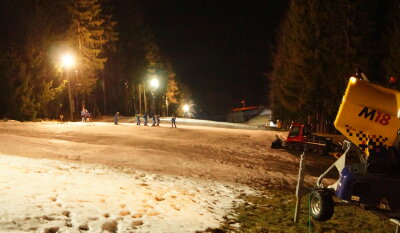 Stopp für Wintersport: Lift am Kegelberg steht - Der Kegelberg Mitte Januar unter Flutlicht.