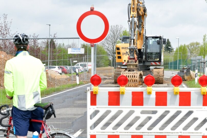 Stopp, hier wird gebaut - Aufgrund von Bauarbeiten ist die Langhennersdorfer Straße am Ortseingang von Großschirma, Höhe der Firma Alfix, noch bis zum 21. Mai für den Verkehr gesperrt. 