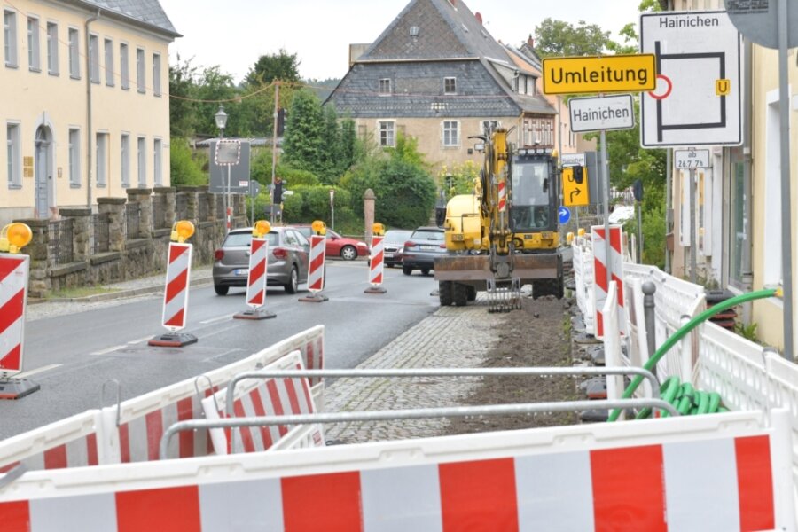 Mit einer Ampelregelung wird der Straßenverkehr an den Baustellen beginnend an der B 173 Ortsdurchfahrt Oederan geregelt, die Arbeiten an der Hainichener Straße dürfen nur Baustellenfahrzeuge passieren. 