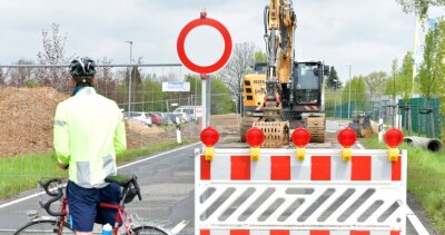 Stopp, hier wird gebaut - Aufgrund von Bauarbeiten ist die Langhennersdorfer Straße am Ortseingang von Großschirma, Höhe der Firma Alfix, noch bis zum 21. Mai für den Verkehr gesperrt. 