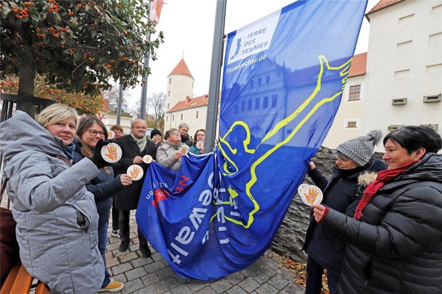 Stopp: Netzwerke in Freiberg und Mittelsachsen arbeiten zusammen gegen Gewalt an Frauen - Gemeinsam wird vor dem Schloss Freudenstein in Freiberg die Fahne zum Internationalen Tag gegen Gewalt an Frauen gehisst.