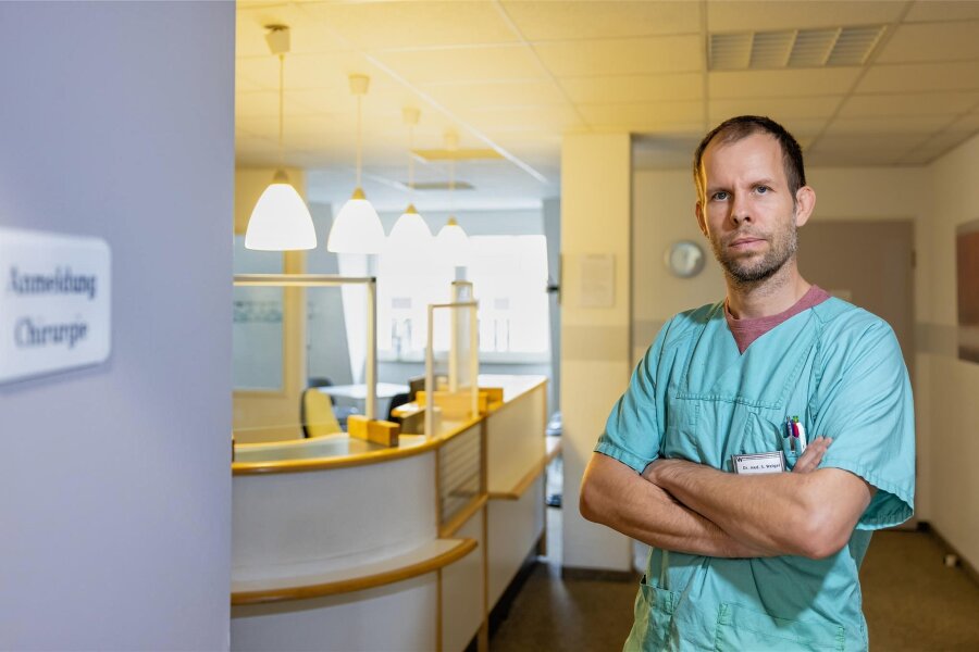 Strafe für nicht abgesagte Arzttermine gefordert - Wartet vergeblich auf seinen Patienten: Dr. Sebastian Weigel in seiner chirurgischen Praxis in Dresden.