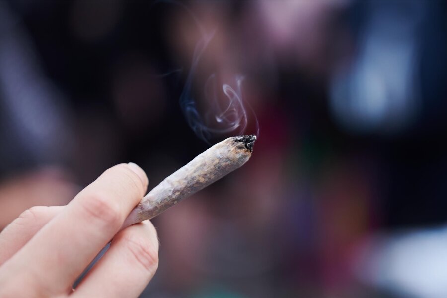 Straferlass und neue Ordnungswidrigkeiten: Cannabisgesetz stellt Justiz in Mittelsachsen vor Herausforderungen - Die Teillegalisierung von Cannbis macht das Rauchen eines Joints zwar in der Öffentlichkeit möglich – aber nicht überall (Symbolbild).