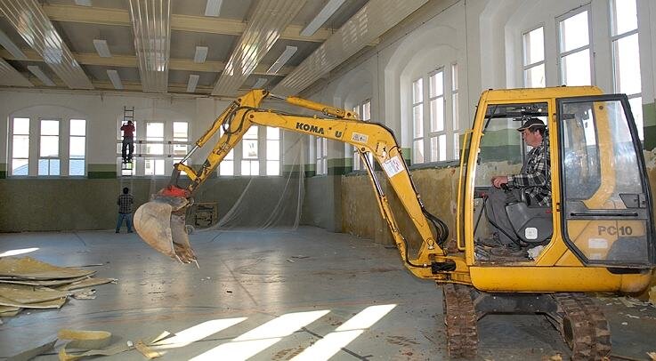 Straffes Programm bis Juni - 
              <p class="artikelinhalt">Baubeginn in der Turnhalle des Bildungszentrums Frankenberg: Mitarbeiter der Firma Bau-Berger reißen den Fußboden heraus. </p>
            