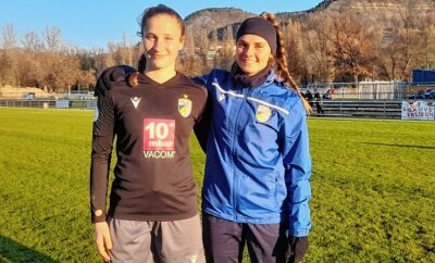 Strahlende Gesichter an den Kernbergen - Seit dieser Saison spielen Nicole Woldmann aus Langenleuba-Oberhain (l.) und die Freibergerin Johanna Seifert gemeinsam in der 2. Bundesliga der Frauen. Zudem stehen sie im DFB-Pokal-Viertelfinale. 