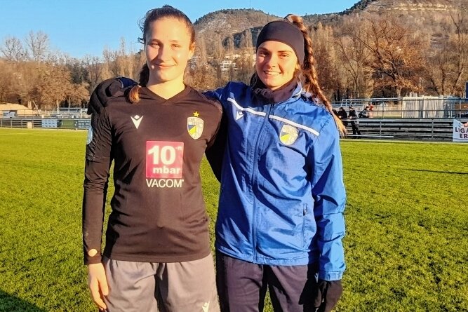 Strahlende Gesichter an den Kernbergen - Seit dieser Saison spielen Nicole Woldmann aus Langenleuba-Oberhain (l.) und die Freibergerin Johanna Seifert gemeinsam in der 2. Bundesliga der Frauen. Zudem stehen sie im DFB-Pokal-Viertelfinale. 