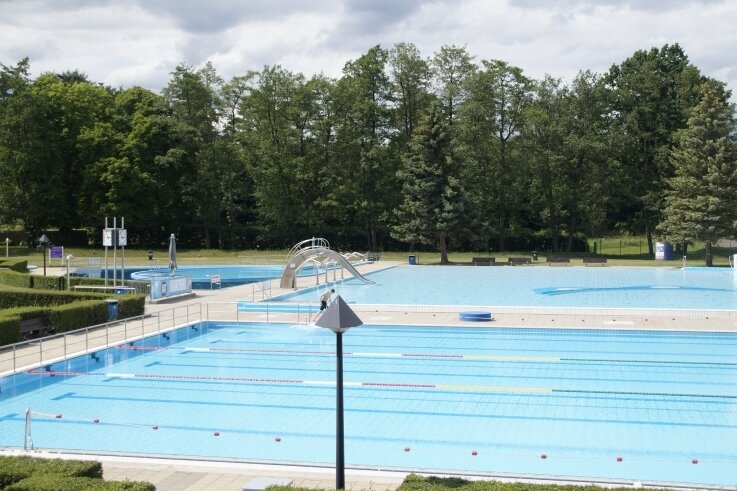 Strandbad: Wo sind die Strandkörbe hin? - Die "Plane" in Zwickau lockt mit 3600 Quadratmetern Wasserfläche. So leer sind die Becken in diesen Sommertagen allerdings nicht. 