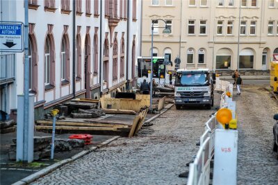 Straße am Rathaus in Aue seit Tagen halbseitig gesperrt: Was es mit den Bauarbeiten auf sich hat - Blick auf die Baustelle am Rathaus in Aue. Die Lessingstraße ist wegen der Arbeiten halbseitig gesperrt.