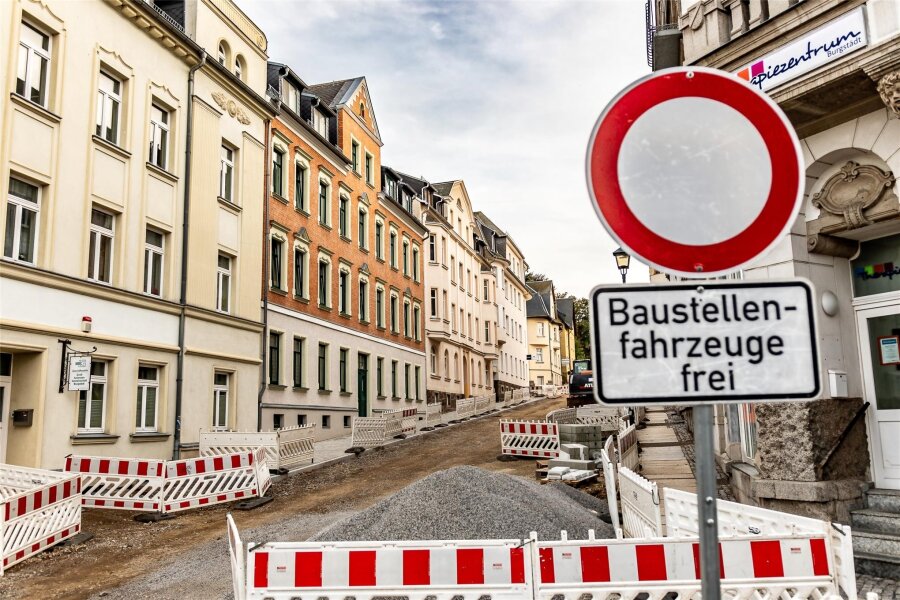 Straße in Burgstädt länger gesperrt als geplant - Der grundhafte Ausbau der Dr.-Robert-Koch-Straße in Burgstädt sollte bis Ende Oktober abgeschlossen sein.