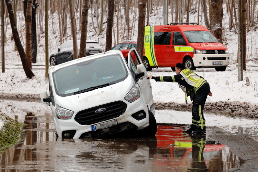 Straße in Chemnitz überflutet - mit Paketen beladener Transporter fährt sich fest