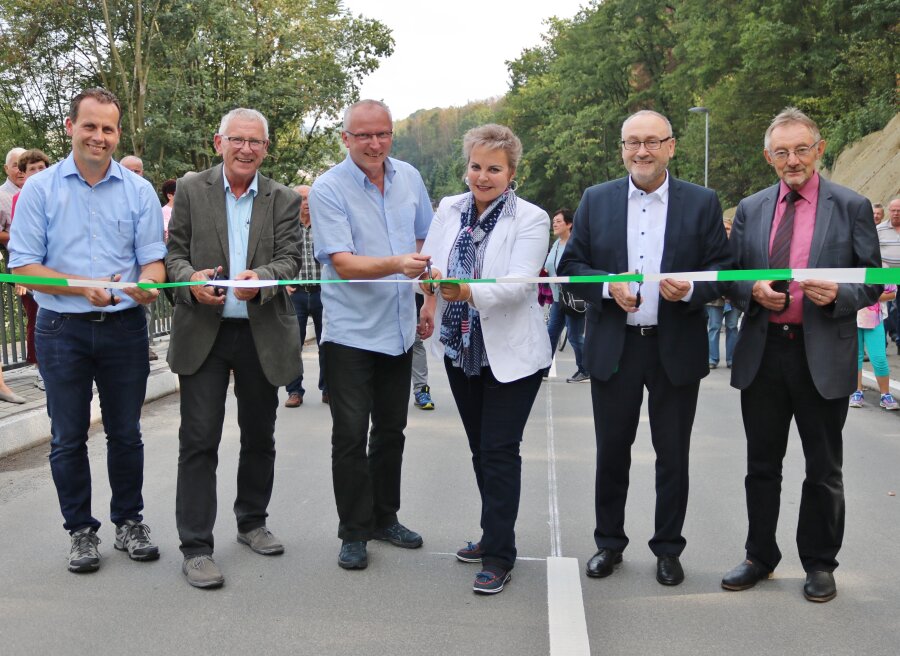 Straße in Leubsdorf wird fast zwei Monate früher freigegeben - Leubsdorfs Bürgermeister  Dirk Fröhlich (l.) freut sich mit seinen Gästen über die Freigabe der Straße.
